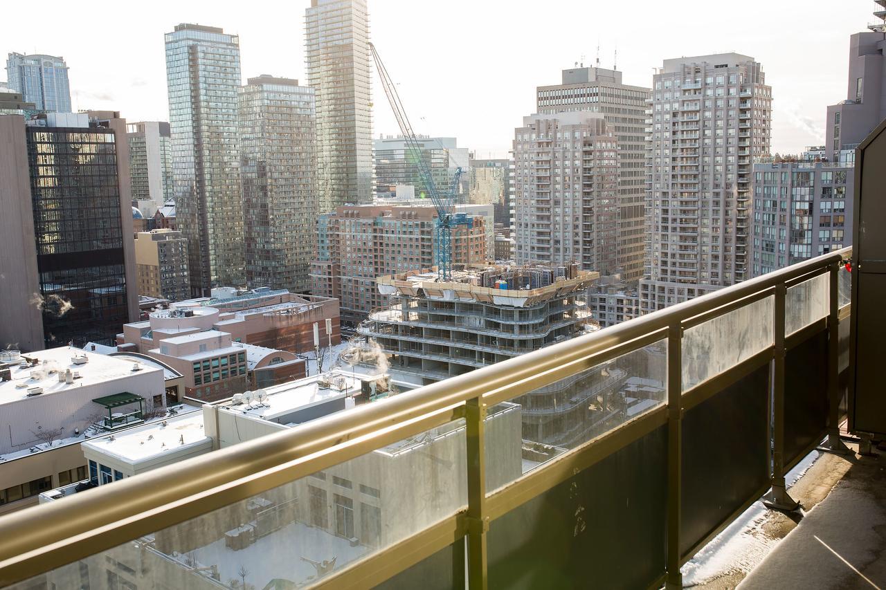 Yonge And Wellesley Apartments Toronto Exterior foto